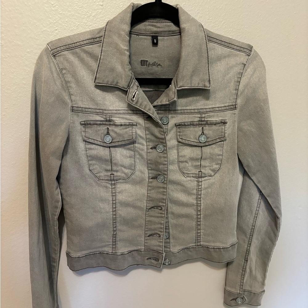 Kut from the Kloth light grey wash denim cropped jacket Size S.